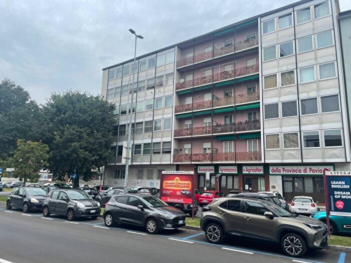 Appartamento quadrilocale in affitto in Via Montebello della Battaglia, Stazione Ticinello, Pavia