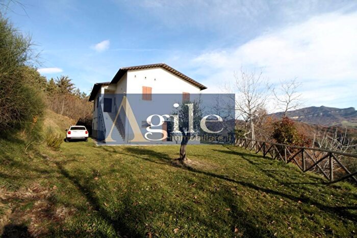 Casa con 9 locali in vendita in Frazione Monte Moro, Venarotta