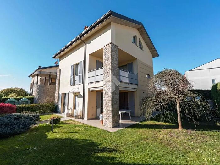 Appartamento trilocale in vendita in Via Pisacane, Giussano