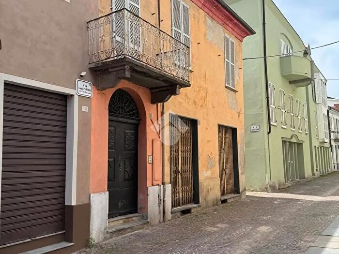 Casa con 5 locali in vendita in Via Paruzza, Alba
