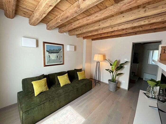 Casa con 7 locali in vendita in Revine Lago