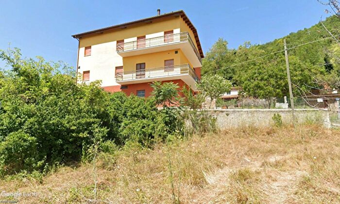 Casa con 12 locali in vendita in Camerino