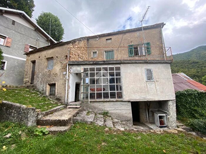 Casa con 6 locali in vendita in Località Casareggio, Valbrevenna