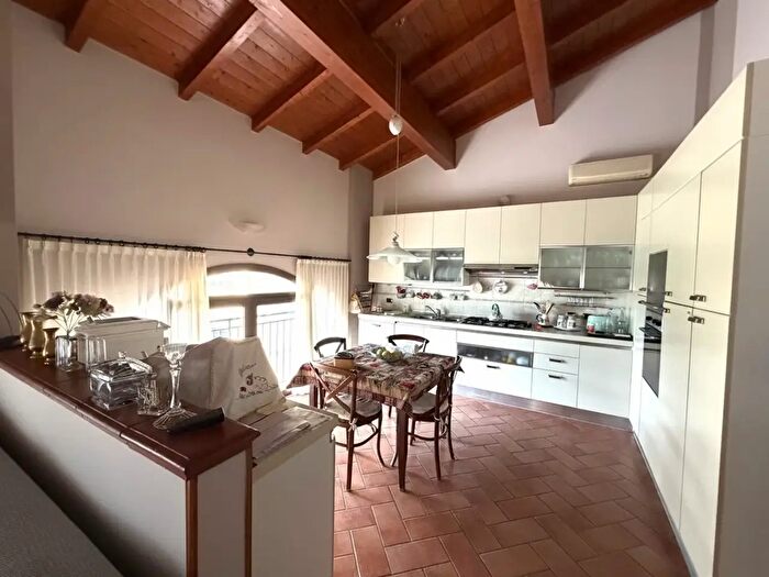 Casa con 9 locali in vendita in Suzzara
