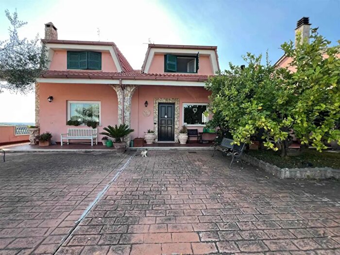 Casa con 9 locali in vendita in Via Carlo Cattaneo, Monterotondo