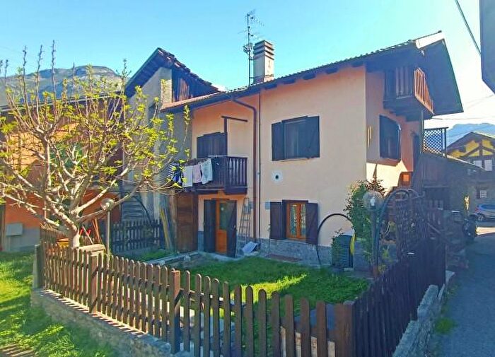 Casa quadrilocale in vendita in Frazione Lezin, Pontey