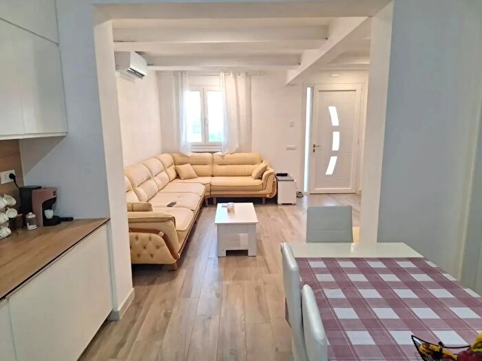 Casa con 7 locali in vendita in Porcari