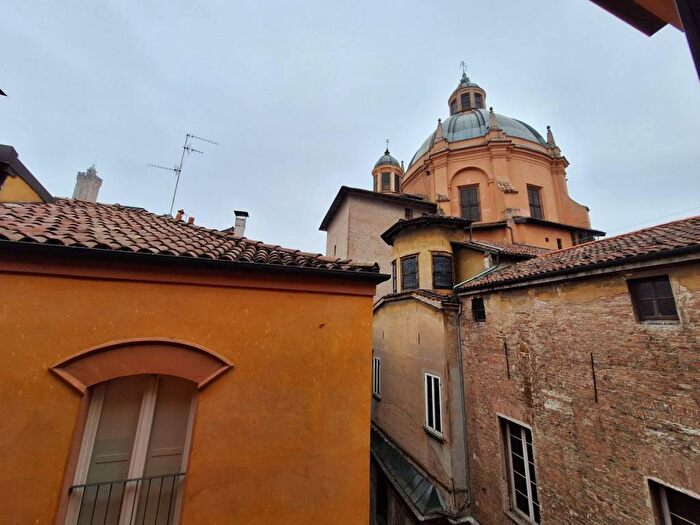 Appartamento trilocale in affitto in via pescherie vecchie, Centro Storico, Bologna