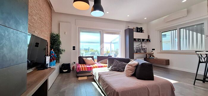 Appartamento trilocale in vendita in Via delle Repubbliche Marinare, Roma