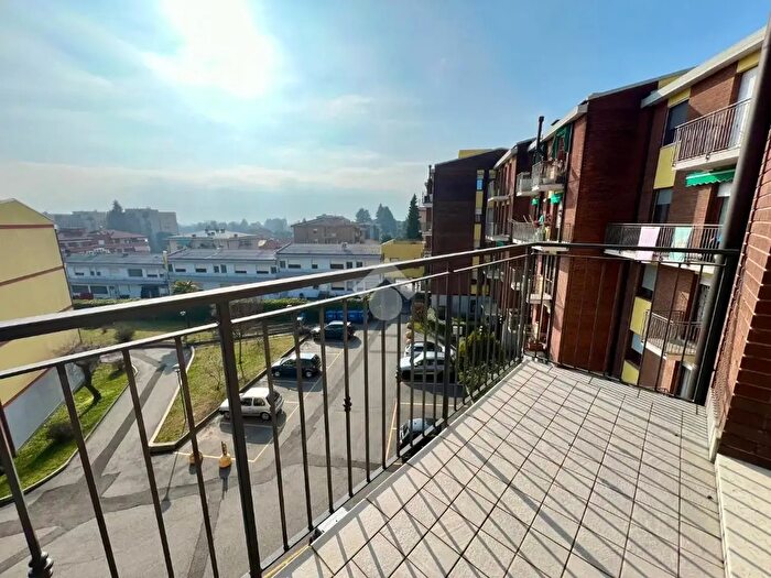 Appartamento trilocale in vendita in Via Giuseppe Giusti, Varese