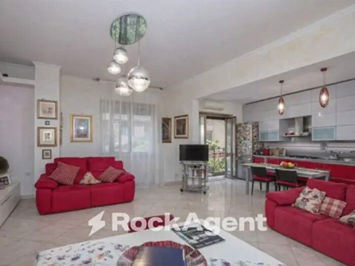 Appartamento con 5 locali in vendita in Via Aquilonia, Roma