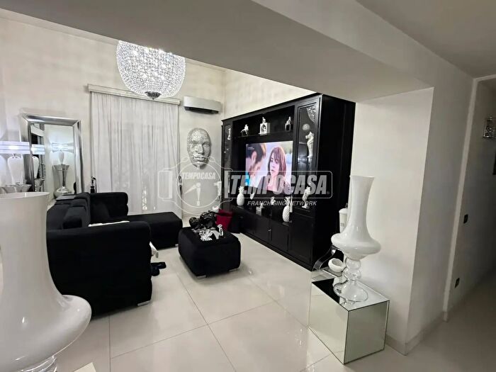 Appartamento con 5 locali in vendita in Napoli