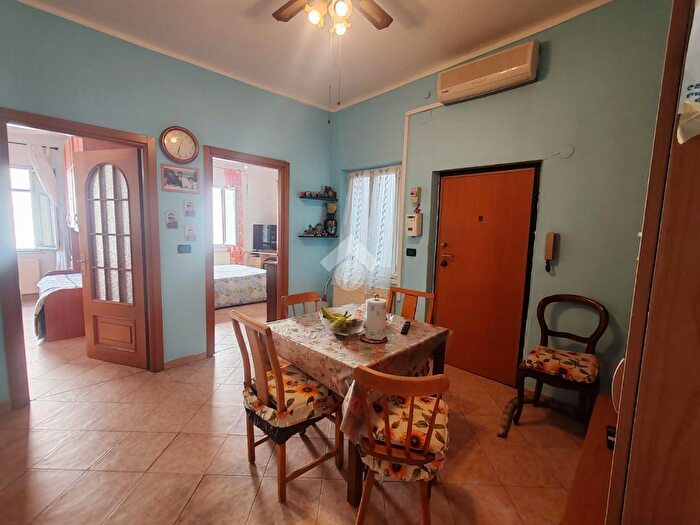 Appartamento con 6 locali in vendita in Via Santo Bertelli, Genova