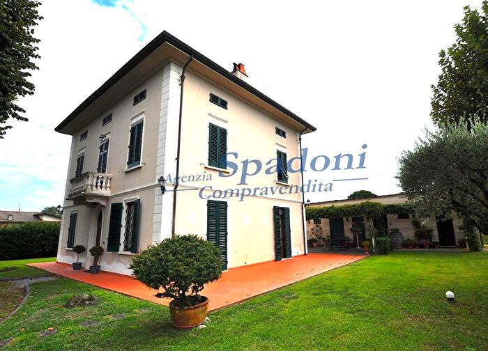 Casa con 15 locali in vendita in Fucecchio