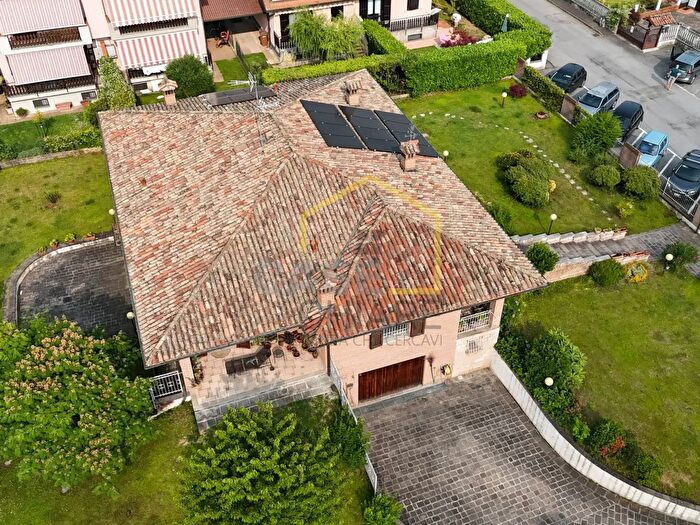 Casa con 5 locali in vendita in Via Giosuè Carducci, Giussago