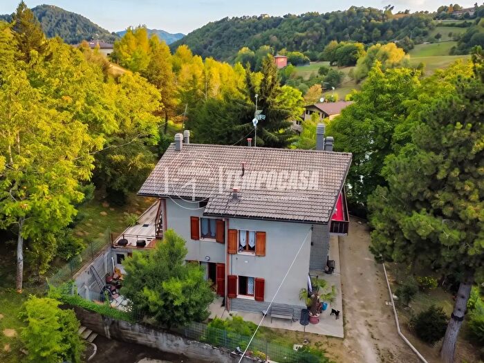 Casa con 6 locali in vendita in Via Europa, Montese