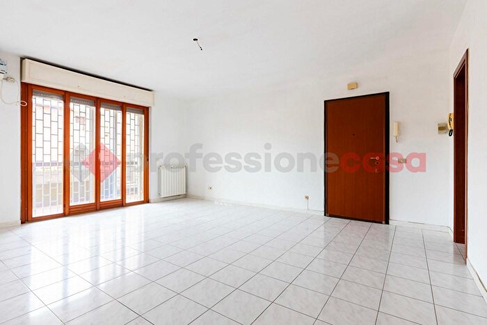 Appartamento quadrilocale in vendita in Via Padre Elia Carosi, Roma