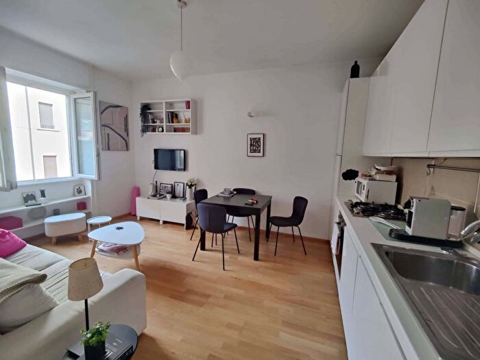 Appartamento bilocale in affitto in Via Luigi Settembrini, Centrale, Milano