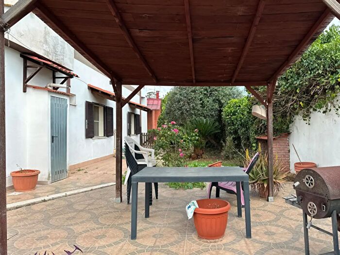 Appartamento trilocale in vendita in Via del Sughereto, Pomezia