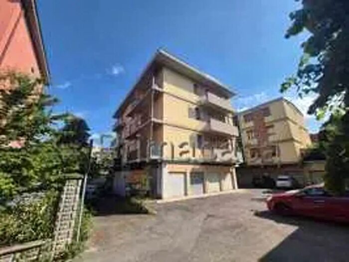 Appartamento trilocale in vendita in Via Galaverna, Modena