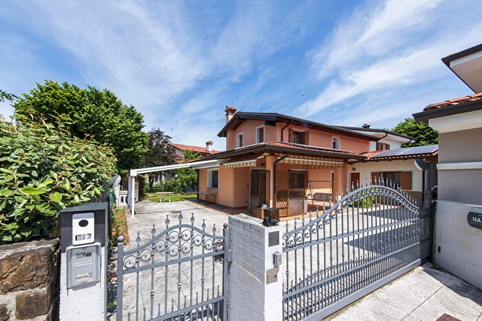 Casa con 9 locali in vendita in Mariano del Friuli Via Verdi, Mariano Del Friuli