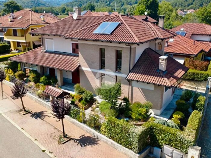 Casa con 6 locali in vendita in Via Corsani, Balangero