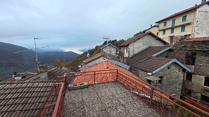 Casa con 5 locali in vendita in Via al Lavatoio, Maccagno con Pino e Veddasca