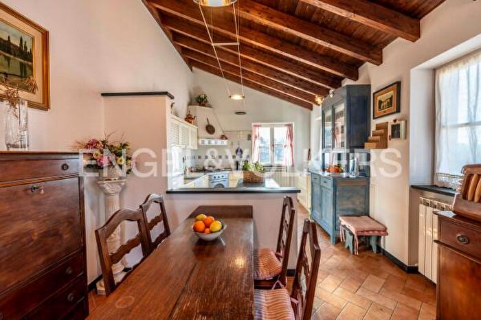 Appartamento quadrilocale in vendita in Via Veleura, Castiglione Chiavarese