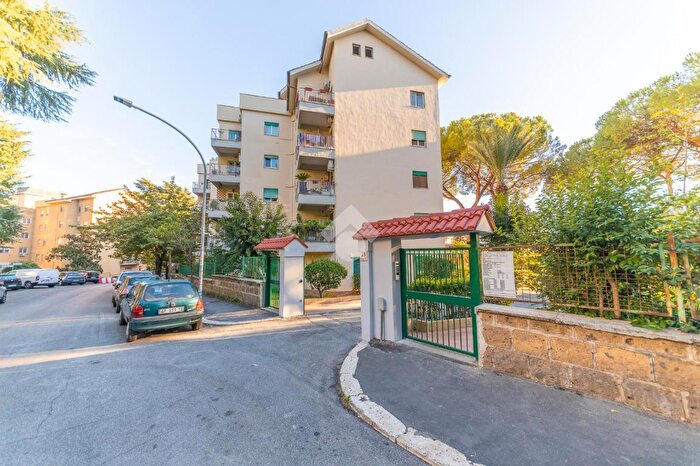 Appartamento trilocale in vendita in Via Ivanoe Bonomi, Roma