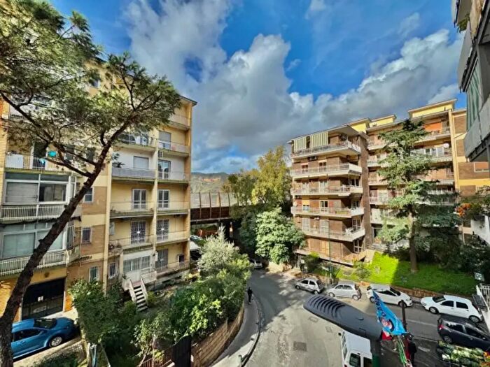 Appartamento con 5 locali in vendita in Via San Domenico, Napoli