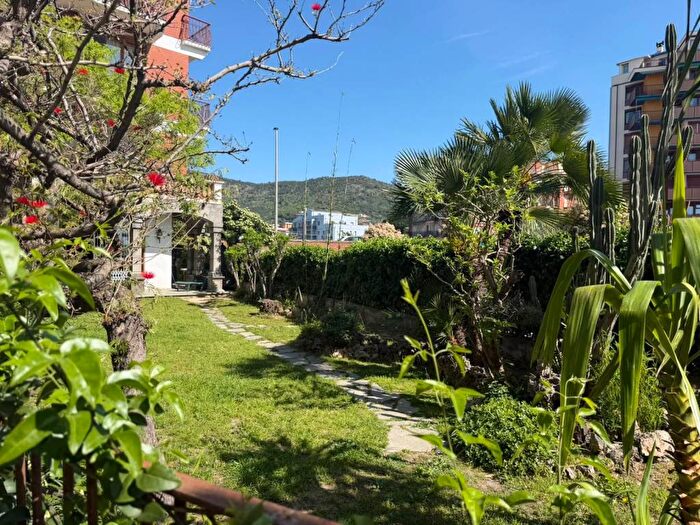 Appartamento trilocale in affitto in Via Novembre, Centro, Pietra Ligure