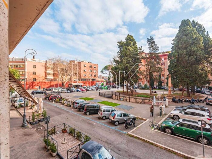Appartamento quadrilocale in affitto in piazza Melozzo da Forlì, Flaminio, Roma