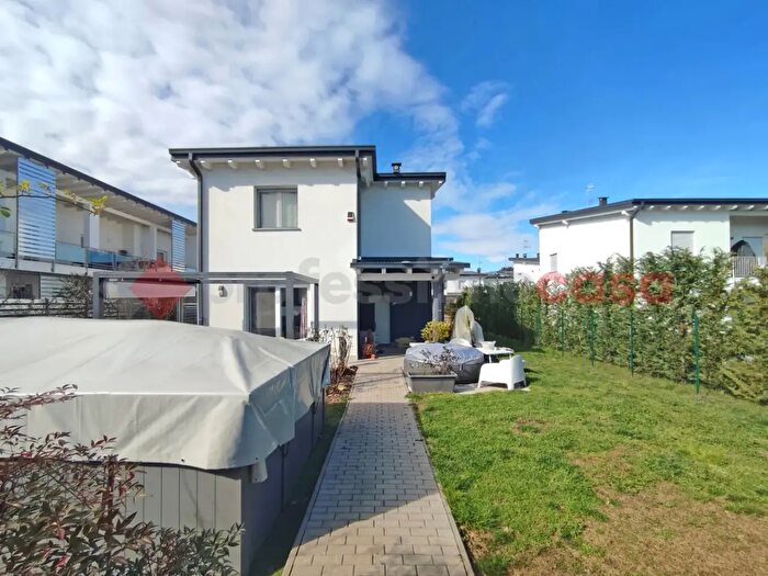 Casa con 5 locali in vendita in Via Isonzo, Arona