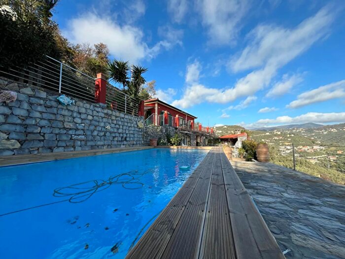 Casa con 7 locali in vendita in Chiavari