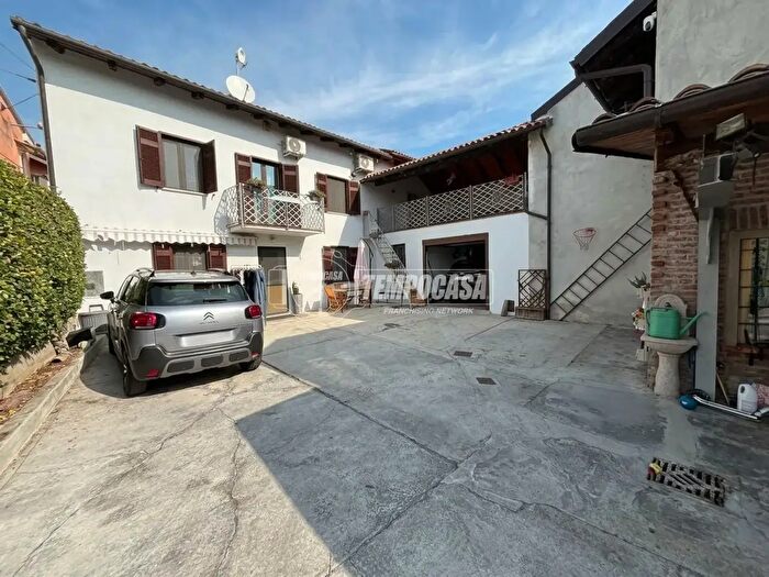 Casa con 6 locali in vendita in Via Ciro Menotti, Coniolo
