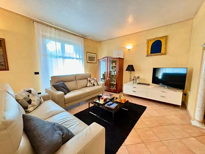 Casa con 6 locali in vendita in Massa