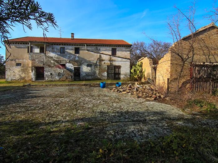 Casa con 7 locali in vendita in Polverigi