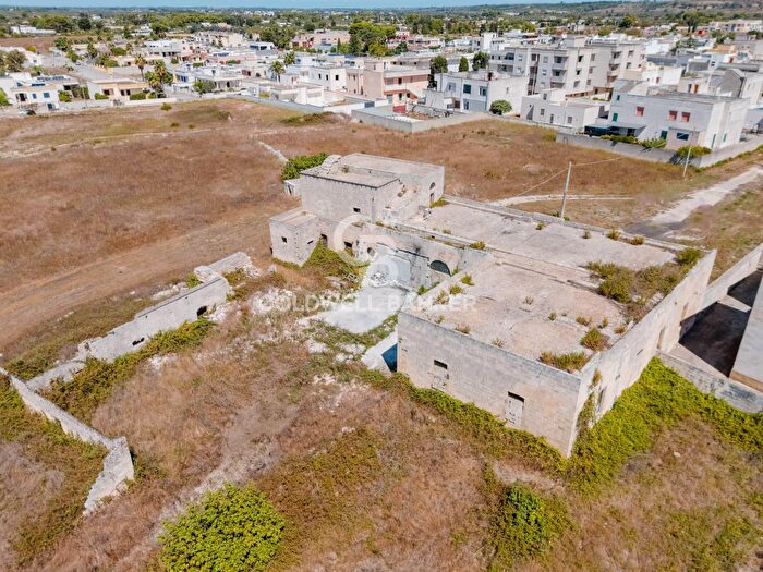 Casa con 10 locali in vendita in Via Giovanni XXIII Snc, Poggiardo