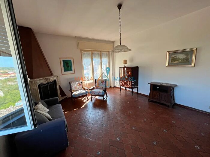 Appartamento con 5 locali in vendita in Via Giorgini G Battista, Massa