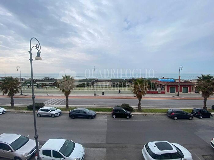 Appartamento quadrilocale in affitto in Lungomare Paolo Toscanelli, Ostia Levante, Roma