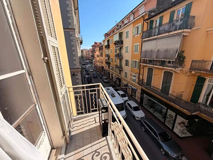 Appartamento trilocale in vendita in Via Cavour, Ventimiglia