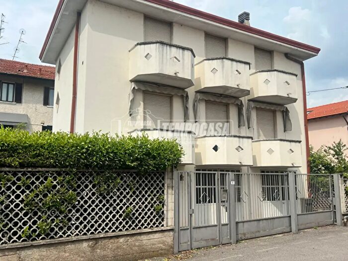 Casa con 7 locali in vendita in Via Carso, Rovellasca