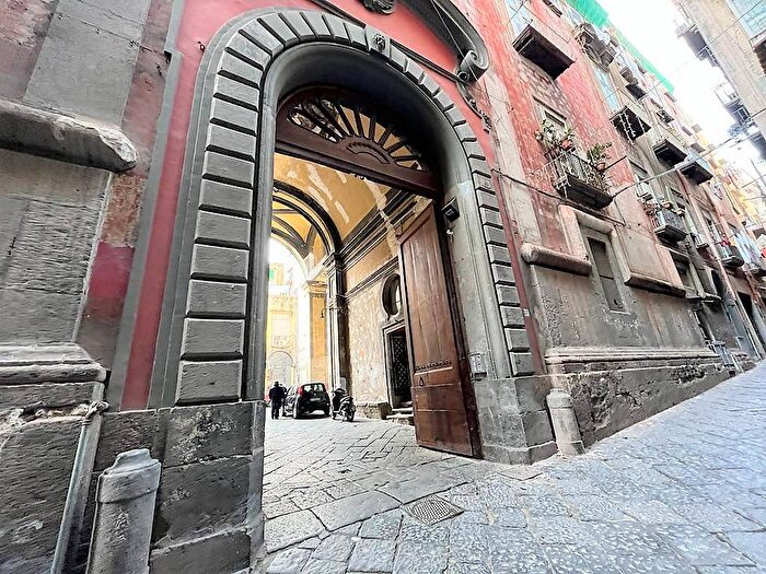 Appartamento bilocale in affitto in Via Atri, Centro Storico, Napoli