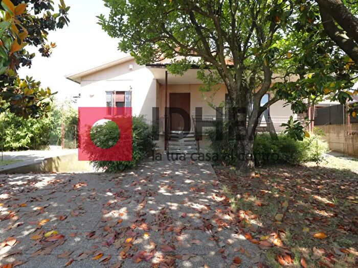Casa trilocale in vendita in Via Antonio Canova, Paese