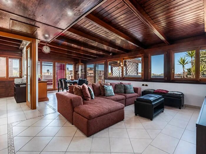 Appartamento con 10 locali in vendita in Via Andrea Millevoi, Roma