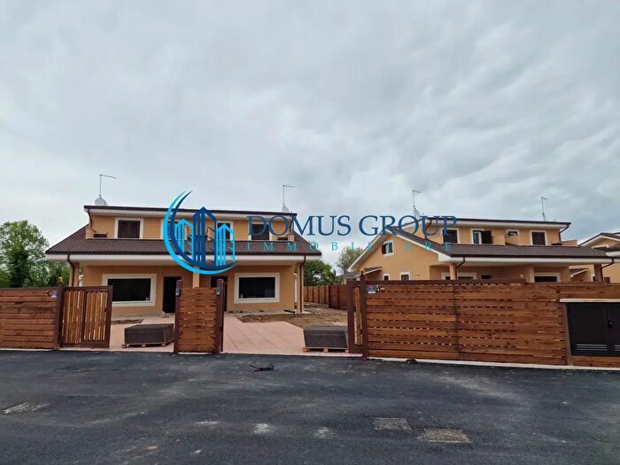 Casa quadrilocale in vendita in Via della Luna, Ladispoli