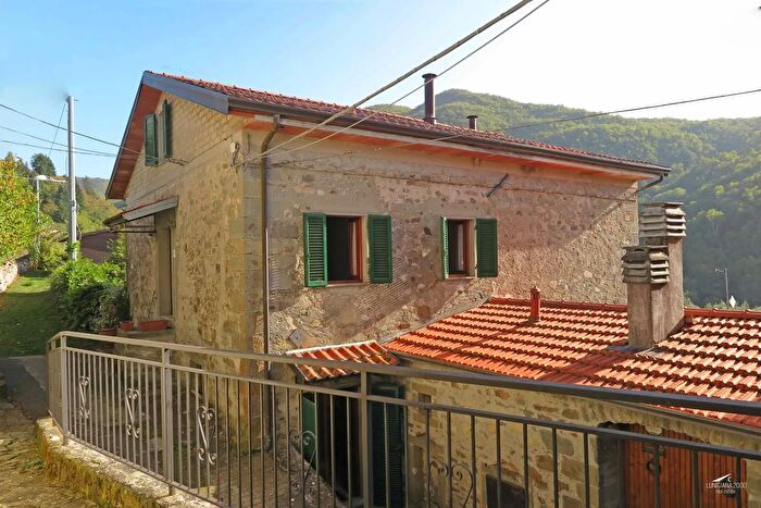 Casa con 6 locali in vendita in Minucciano