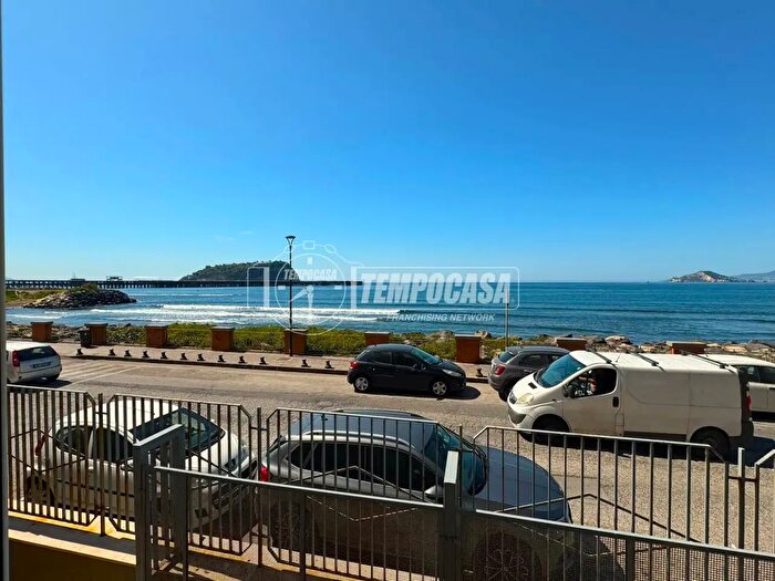 Appartamento quadrilocale in vendita in Via di Pozzuoli, Napoli