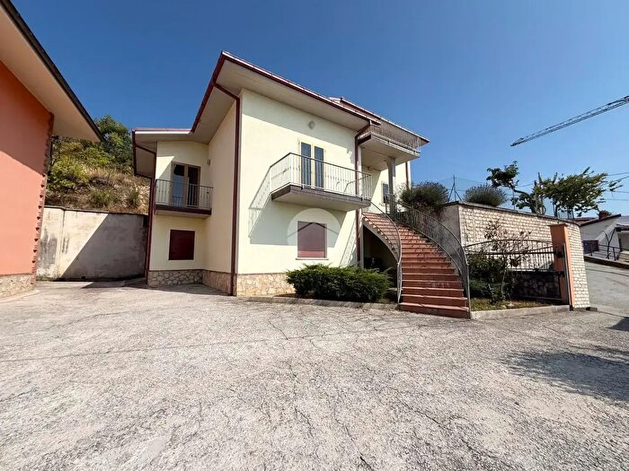 Casa con 5 locali in vendita in Piazza Aia Nuova, Scoppito