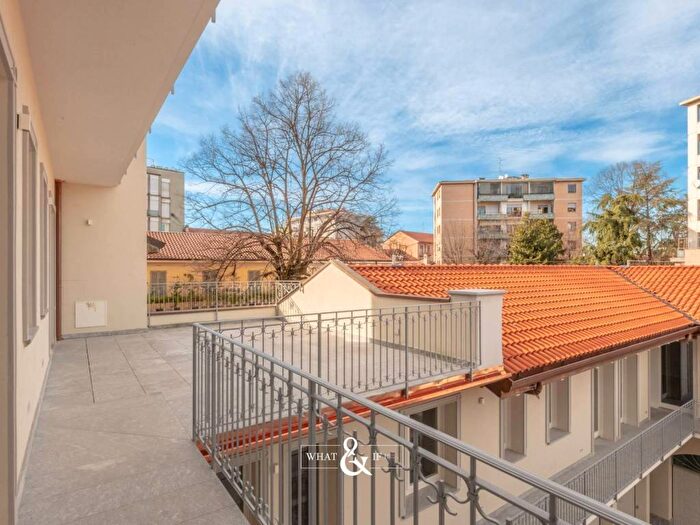 Appartamento trilocale in affitto in Via Cortelonga, Centro Storico, Monza